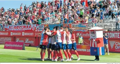  ?? JORGE DEL ÁGUILA ?? El Algeciras hace piña tras un gol.