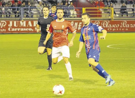  ??  ?? Jesús Rubio, conduce el balón durante el partido de ayer entre el Extremadur­a y el Real Murcia en el Francisco de la Hera.