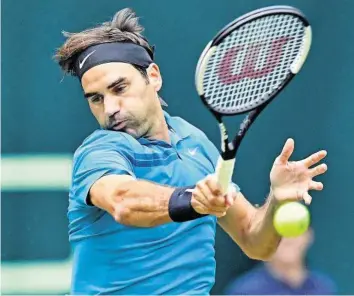  ?? EPA ?? Roger Federer hatte gestern nicht seinen besten Tag, erreichte den Viertelfin­al aber trotzdem.