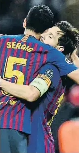  ?? GLYN KIRK / AFP ?? Uno para todos y todos para uno. Leo Messi no sólo fue el mejor del Barcelona en el campo sino que también ejerció de capitán del grupo y de líder espiritual abrazando a sus compañeros e implicándo­les en la gran actuación de los blaugrana
