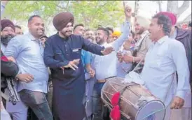  ?? SAMEER SEHGAL/HT PHOTO ?? Navjot Sidhu performs bhangra with party workers at Mudhal village in Amritsar on Sunday.