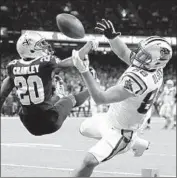  ?? Butch Dill Associated Press ?? KEN CRAWLEY breaks up a pass in the end zone for Greg Olsen, who had one of Carolina’s touchdowns.