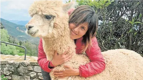  ?? // ABC ?? Àngels Caus abraza a una de sus alpacas, a las que ahora les debe la fama