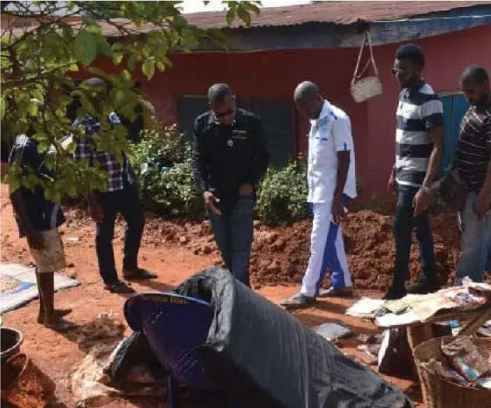  ??  ?? Adebowale (wearing blue) during a training session with the women Ezeemo (3rd left) inspecting flooded compound in Ezira Village