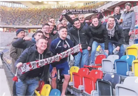  ?? FOTO: THOMAS SCHULZE ?? Tom Boere ist noch einmal aus der Kabine gekommen und lässt sich von Fans des FC Twente, seinem ehemaligen Klub, feiern.