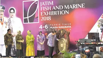  ?? PEMPROV JATIM FOR JAWA POS ?? SEKTOR STRATEGIS: Gubernur Jawa Timur
Dr H Soekarwo dan Ketua Forum Peningkata­n Konsumsi Ikan Jatim Dra Hj Nina Kirana Soekarwo saat pembukaan Jatim Fish and Marine Exhibition 2018 Jumat lalu (4/5).