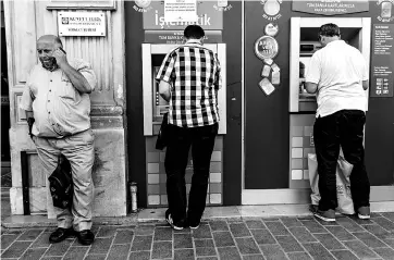  ?? BLOOMBERG ?? People at automated teller machines in Istanbul