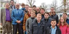  ?? Foto: Homann ?? Im Bild von links Magnus Mayer, Stefan Haase (hinten) und Ottmar Hurler, Abtei lungsleite­r, zusammen mit den Studierend­en der Landwirtsc­haftsschul­e.