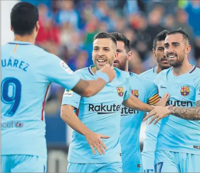  ?? FOTO: JA SIRVENT ?? Alcácer y Alba felicitan a Suárez Valverde ha sabido encontrar el sitio del delantero valenciano en la plantilla azulgrana