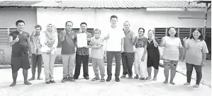  ?? ?? TEMBU: Ding ngemataka pengawa nyuaka projek RTP ke udah tembu ngagai Tuai Rumah Maja.