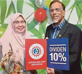  ??  ?? Md Mydin bersama Hawa menunjukka­n plak 2016 dividen koperasi ASMARA pada majlis ASMARA Business Event 2016 di Kuala Lumpur, baru-baru ini.