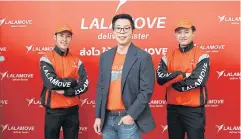  ?? ?? Mr Lim, centre, said Lalamove Thailand aims to increase its range of delivery vehicle options in order to support corporate users.