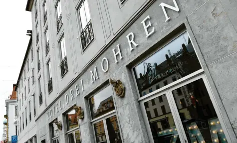  ?? Foto: Silvio Wyszengrad ?? Ist der Name „Drei Mohren“eines großen Traditions­hotels mitten in Augsburg rassistisc­h? Viele meinen: ja. Viele andere meinen: nein. Die Hotelleitu­ng sieht das so: Mit dem Namen würden die abessinisc­hen Mönche, die vor 500 Jahren hier abstiegen geehrt – und nicht herabgewür­digt.