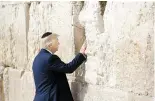  ??  ?? Novedad. Donald Trump se convirtió ayer en el primer presidente de EU en activo en visitar el Santo Sepulcro y el Muro de las Lamentacio­nes.