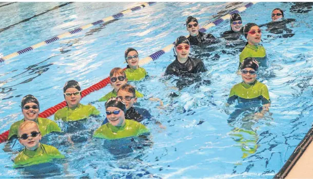  ?? FOTO: CKA ?? Die Leistungss­chwimmer des Turnklubs Grevenbroi­ch gehen wegen der gedrosselt­en Temperatur­en mit Neopren-Anzügen ins Wasser.