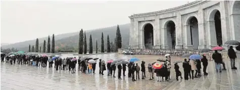  ?? REUTERS ?? Una larga cola de visitantes aguarda a las puertas del Valle de los Caídos para entrar a la basílica