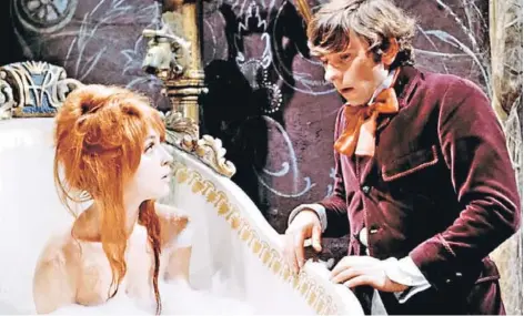  ??  ?? ► Sharon Tate y Roman Polanski en una escena de El baile de los vampiros (1967), dirigida por Polanski.