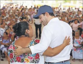  ?? ?? El gobernador Mauricio Vila con una ciudadana. De acuerdo con el reporte de febrero emitido por el Sesnsp, Yucatán figura en los primeros lugares respecto a las menores tasas de prevalenci­a delictiva en mujeres