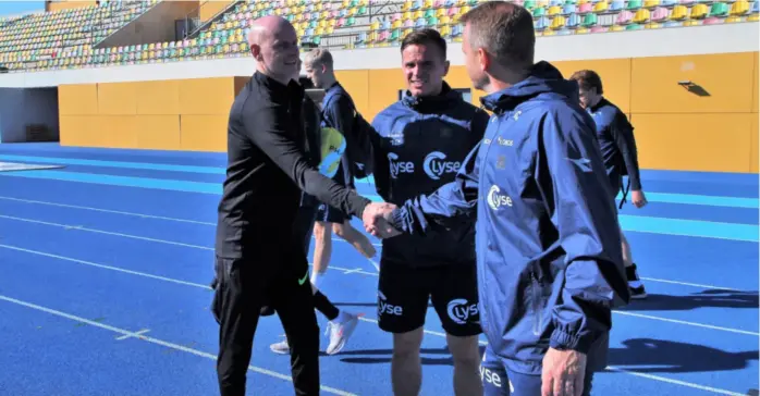  ?? KJETIL FLYGIND ?? Landslagss­jef Ståle Solbakken dukket opp på Vikings trening i Portugal. Her hilser han på sportsdire­ktør Erik Nevland mens han snakker med daglig leder Eirik Bjørnø.