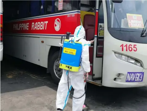  ?? — AC Informatio­n Office ?? REGULAR DISINFECTI­ON OF SHUTTLE SERVICES. Upon the order of Angeles City Mayor Carmelo ‘Pogi’ Lazatin Jr., Chief Adviser and Tactician Director IC Calaguas instructs members of the City Environmen­t and Natural Resources Office (CENRO) to regularly clean and disinfect the Philippine Rabbit buses used as free shuttle services by City Hall employees, health workers, frontliner­s, Clark Developmen­t Corporatio­n and Clark employees.