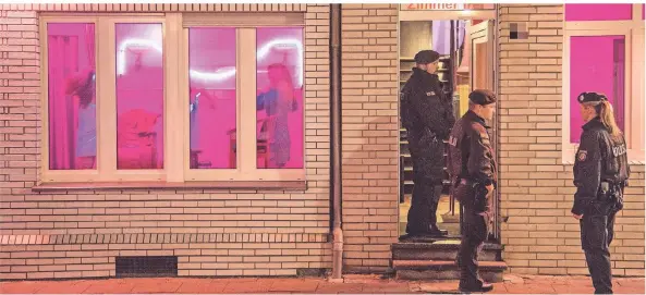  ?? FOTO: JOCHEN TACK/DPA ?? Razzia der Polizei im Rotlichtvi­ertel von Oberhausen.