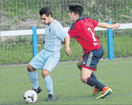  ?? FOTO: L. M. UNCITI ?? Jesús Areso El joven futbolista navarro, a la derecha, se despidió de Osasuna a través de las redes sociales