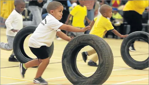  ?? Picture: BRIAN WITBOOI ?? SHEER DETERMINAT­ION: Kurtley Douglas, 3, of Jongaingom­so Daycare, and other pupils in action during the tyre race