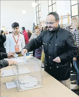  ?? VICENÇ LLURBA ?? Alejandro Fernández en su colegio electoral el pasado jueves