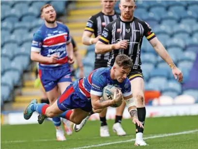  ?? Jackie Meredith ?? ●●Lewis Else dives in for one of his two tries against Newcastle Thunder