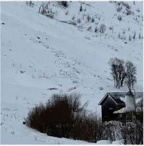  ?? FOTO: PRIVAT ?? ENORME SNØMASSER: Her ser man er snøskred som traff et storfefjøs i Manndalen vinteren 2023.