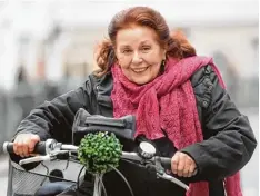  ?? Foto: Ulrich Wagner ?? Das Fahrrad und Christel Peschke gehören fest zusammen. Schon immer bewegt sie sich auf diese Weise durch Augsburg.