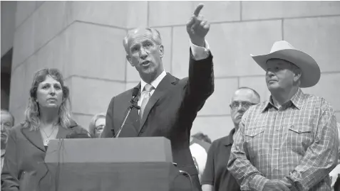  ?? KAYLEE EVERLY / LINCOLN JOURNAL STAR ?? Democratic Senate candidate David Domina backs landowners Suz Straka, left, and Randy Thompson against TransCanad­a’s use of eminent domain.