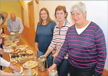  ?? 50_c38quiz03 ?? Emma Byers, Ruby Currie and Kate McKinlay served supper during the break.