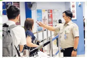  ?? FOTOS: AFP ?? Los aeropuerto­s chinos intensific­an las medidas de seguridad.