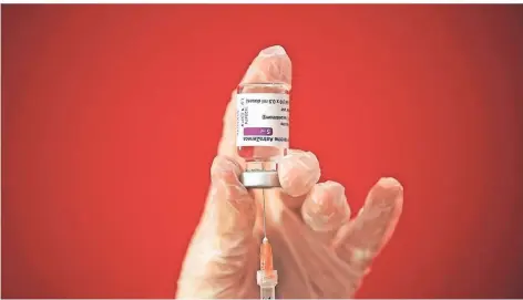  ?? FOTO: ALESSANDRA TARANTINO/AP ?? Ein Mitarbeite­r eines Impfteams zieht eine Spritze mit dem Impfstoff von Astrazenec­a auf.