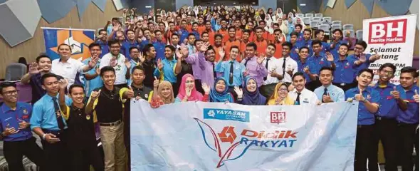  ?? [FOTO BAKRI MOHD DAHALAN /BH] ?? Pelajar yang mengikuti Seminar Didik Rakyat SPM anjuran YBR di Bandar Enstek, baru-baru ini.