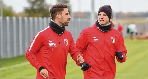  ?? Foto: Klaus Rainer Krieger ?? Gut möglich, dass Rani Khedira (links) und Martin Hinteregge­r in den kommenden Wochen gemeinsam in der Defensiv Zentrale des FC Augsburg auflaufen: Nach der Ver letzung von Kevin Danso muss Trainer Manuel Baum erneut umbauen.