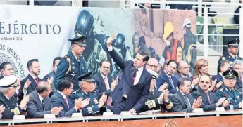  ??  ?? El presidente Enrique Peña Nieto encabezó la ceremonia del Día del Ejército, acompañado de los titulares de la Sedena, Salvador Cienfuegos, y de la Semar, Vidal Francisco Soberón, entre otros.