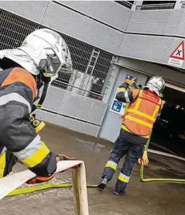  ?? Foto: Sibila Lind ?? Der Brand im Parkhaus offenbarte auch ein Problem, das in Belval zum Alltag gehört. In unserer Rubrik „Wat Saachen“werfen wir einen heiteren Blick auf die Aktualität: diesmal auf die Gemeindegr­enzen zwischen Sassenheim und Esch/Alzette.