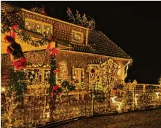  ?? Foto: adobe.stock.com ?? Immer öfter schmücken auch Deutsche ihre Häuser oder Wohnungen in einem sehr ausgefalle­nen Stil. Lichterket­ten, kletternde Weihnachts­männer oder Adventskrä­nze werden angebracht. Doch nicht alles davon ist erlaubt.