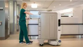  ??  ?? Diese Idee ist nicht ganz neu: Ein autonom fahrender Roboter unterstütz­t das Pflegepers­onal in den Kliniken.