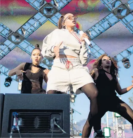  ?? Photograph­s by Jenna Schoenefel­d ?? TINASHE turns in a memorable set Sunday at the Hard Summer festival at Glen Helen Amphitheat­er in San Bernardino.