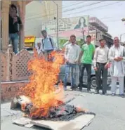  ?? HT PHOTO ?? Protestors burn the effigy of Union Home Minister Rajnath Singh in Bharatpur on Wednesday. They demanded Singh’s suspension over the attack on CRPF personnel in Sukma.