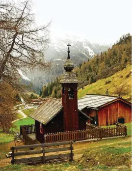  ??  ?? Holzkirche im Ködnitztal (li.), das Parkhotel am Tristacher­see als traumhaft gelegene Bleibe, darunter Burg Heinfels