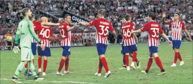  ??  ?? LO MEJOR. En la foto, Montero, Toni Moya, Solano o Mollejo felicitan a Garcés después de que un centro suyo acabara en gol en propia meta de Bernede, era el 2-2, minuto 85.