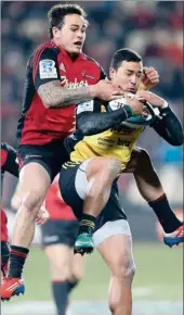 ?? PICTURE: GALLO IMAGES ?? ALL MINE: Alapati Leiua of the Hurricanes wins a high ball from Zac Guildford of the Crusaders during yesterday’s Super Rugby match in Christchur­ch.