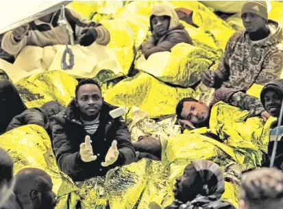  ??  ?? Diese Flüchtling­e wurden vor wenigen Tagen vor Libyen von der NGO Migrant Offshore Aid Station (MOAS) geborgen. Ein Staatsanwa­lt in Italien wirft der NGO Kooperatio­n mit Schleppern vor.