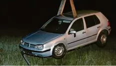  ?? Foto: Wilhelm Schmid ?? Der verunglück­te VW Golf lag in einer Wiese bei Obenhausen, vom Fahrer fehlte zunächst jede Spur.