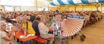  ?? Foto: Sabine Hämmer ?? Musik und Rollbraten sorgten für ein volles Festzelt am Seniorenna­chmittag bei der Königsbrun­ner Gautsch.