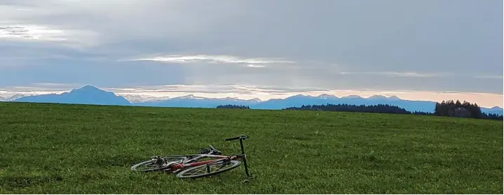  ?? Fotos: Peter Bauer ?? Das Rad liegen lassen und dann einfach „hineinsink­en“in diese Szenerie und diesen Horizont: Rast auf der Hohen Schulter, 941 Meter.